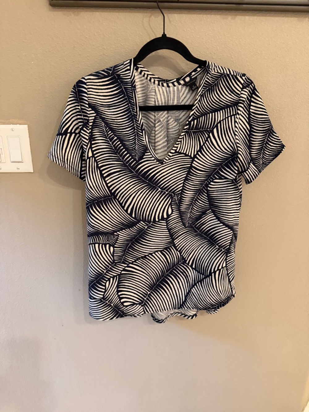 Ann Taylor Navy and White Short Sleeve V-Neck Printed Top